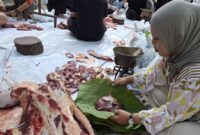UMKU bagikan daging kurban dalam balutan daun jati. (Foto: Istimewa) 