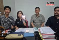 Korban didampingi Kuasa Hukum saat menjelaskan kronologi peristiwa pengeroyokan yang dialami, Senin (04/05/2026). (Foto:JP)