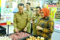 Sam’ani Intakoris Bupati Kudus  meninjau harga dan ketersediaan bahan pokok di pasar tradisional dan pasar modern di Kabupaten Kudus, Senin (25/5/2026). (Foto: JP)