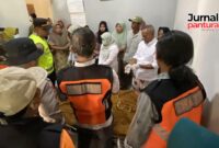 Tim relawan gabungan bersama aparat melakukan evakuasi petani asal Desa Karangrowo, Kecamatan Undaan, Kabupaten Kudus yang ditemukan meninggal dunia di area persawahan usai pencarian sejak Rabu malam hingga Kamis pagi (Foto: JP)