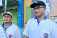 Ketua DPC KSPSI Kudus, Andreas (kanan) dan pengurusnya. (Foto: JP)