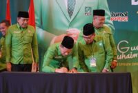 Para kandidat Ketua DPC PKB Kudus menandatangani pakta komitmen politik dalam agenda Muspimwil DPW PKB Jawa Tengah di Semarang, Minggu (10/5). Penandatanganan tersebut menjadi bagian dari tahapan menjelang Muscab PKB Kudus menuju konsolidasi partai menghadapi Pemilu 2029. (Foto: JP)