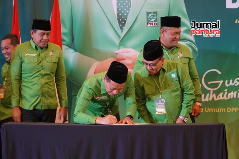 Para kandidat Ketua DPC PKB Kudus menandatangani pakta komitmen politik dalam agenda Muspimwil DPW PKB Jawa Tengah di Semarang, Minggu (10/5). Penandatanganan tersebut menjadi bagian dari tahapan menjelang Muscab PKB Kudus menuju konsolidasi partai menghadapi Pemilu 2029. (Foto: JP)