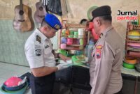 Petugas saat melakukan pemeriksaan blok tahanan. Foto: JP
