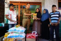 Foto saat penyerahan donasi untuk keluarga korban. (Foto: JP/ist)