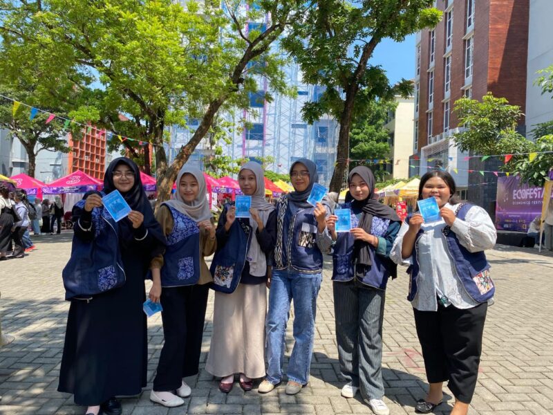 Mahasiswa UMK membuat produk fashion ramah lingkungan dengan paduan batik pesisir Muria. (Foto: JP) 