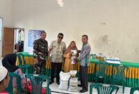 Penyaluran bantuan pangan di Desa Peganjaran, Kecamatan Bae, Kabupaten Kudus. (Foto: J05) 