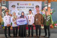 Pemimpin Cabang BRI BO Demak Fajrul Haq bersama Bupati Demak, Wakil Bupati Demak, dan penerima bantuan tenant UMKM, Sirajul Anam, pelaku usaha Bolen Lumer Amalia, usai penyerahan tenant UMKM dalam kegiatan Demang Ngantor Deso di Desa Mangunrejo, Kecamatan Kebonagung, Kabupaten Demak, Rabu, 10/6/2026. (Foto: JP) 