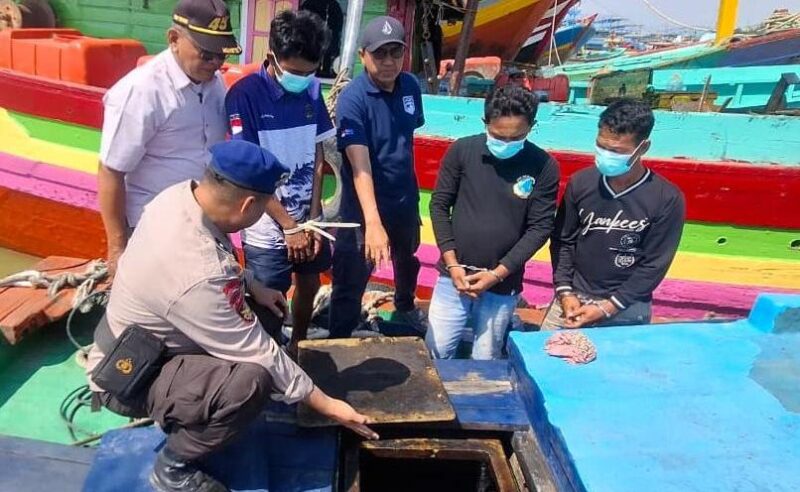 Pelaku pencurian di bawa ke lokasi kapal (Foto:Istimewa)