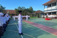 Para siswa tengah mengikuti upacara bendera dalam rangka memperingati Hari Pendidikan Nasional (Hardiknas) di SMP 2 Jekulo, Kabupaten Kudus, beberapa waktu. (Foto: J05)