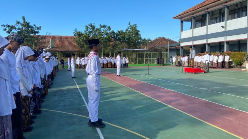 Para siswa tengah mengikuti upacara bendera dalam rangka memperingati Hari Pendidikan Nasional (Hardiknas) di SMP 2 Jekulo, Kabupaten Kudus, beberapa waktu. (Foto: J05) 