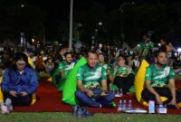 Bupati Kudus bersama warga di Nobar Bola Gembira (Foto:Kominfo)