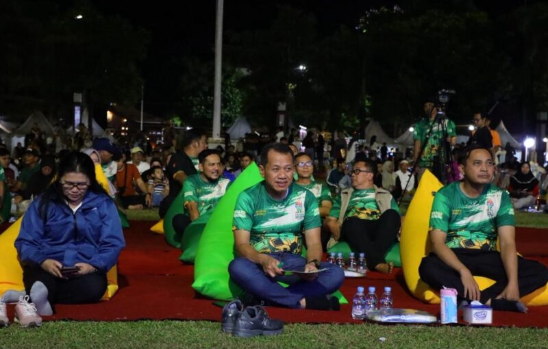 Bupati Kudus bersama warga di Nobar Bola Gembira (Foto:Kominfo)