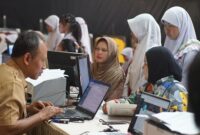 Tahap verifikasi akun dalam Sistem Penerimaan Murid Baru (SPMB) di SMP Negeri 1 Kudus, Senin, 15/6/2026. (Foto: JP)