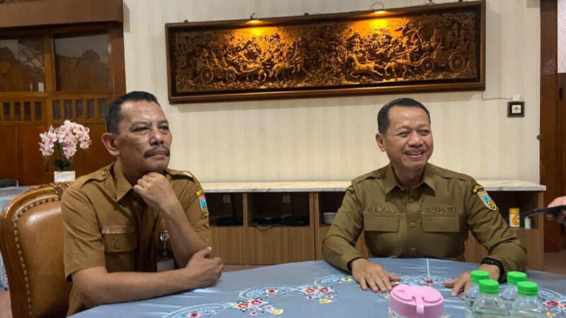 Bupati Kudus, Sam’ani Intakoris, didampingi Sekda Kudus, Eko Djumartono. (Foto: J02) 