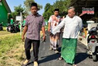 Wakil Direktur PT Jaleca Tri Tunggal, Sandung Hidayat (kiri) meninjau akses jalan yang sudah diperbaiki di SD 2 dan 3 Bacin, Kabupaten Kudus. (Foto: J02) 