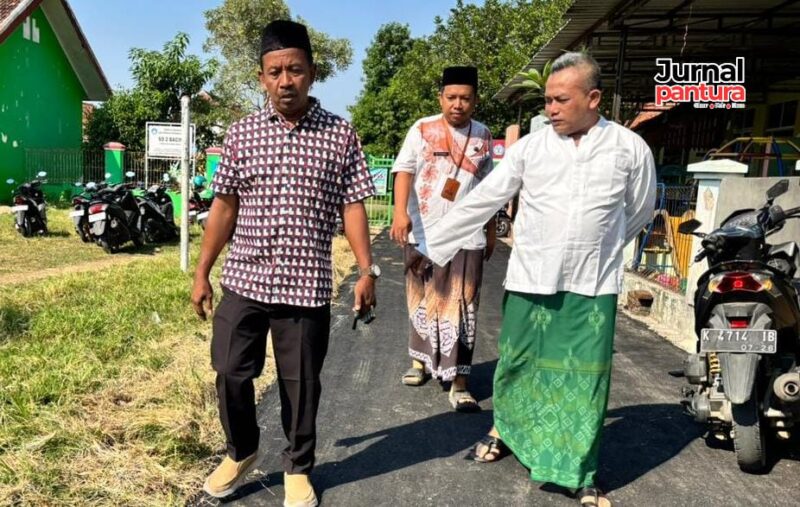 Wakil Direktur PT Jaleca Tri Tunggal, Sandung Hidayat (kiri) meninjau akses jalan yang sudah diperbaiki di SD 2 dan 3 Bacin, Kabupaten Kudus. (Foto: J02) 