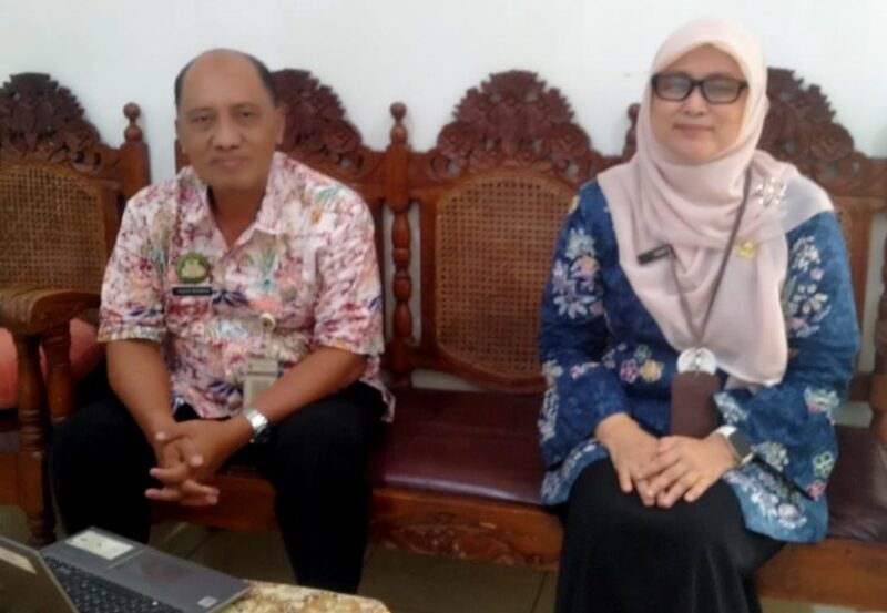 Ketua Tim Pencegahan dan Pengendalian Penyakit Menular Dinkes Pati, Yanti (kanan), bersama Pengelola Program HIV dan Zoonosis, Agus Irawan (kiri), saat wawancara terkait penanganan HIV/AIDS di Kantor Dinkes Kabupaten Pati. (Foto:JP) 
