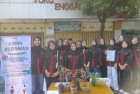 Mahasiswa Asal Pati saat mengkampanyekan Gaya Hidup Ramah Lingkungan lewat Satu Botol Satu Tanaman. (Foto: JP) 