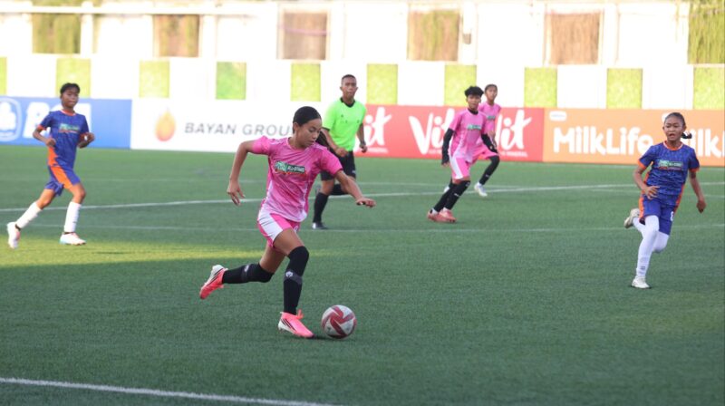 Giada Soebianto (jersey pink) menjadi bintang kemenangan Tim All-Stars Kudus
dengan mencetak dua gol ke gawang Tim All-Stars Tangerang (jersey biru) di pertandingan
pertama fase grup (Foto:Istimewa)
