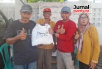 Pemdes Jati Wetan menyalurkan bantuan paket sembako untuk warga dari hasil PADes. (Foto: JP) 