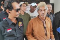 Ketua Gerakan Tani Karangsari, Khoirul Abidin didampingi sejumlah perwakilan petani (Foto:JP)