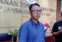Kasi Intelijen Kejaksaan Negeri Pati, Rendra Yoki Pardede, S.H., M.H., memberikan keterangan kepada awak media di Kantor Kejaksaan Negeri Pati. (Foto: JP) 