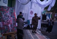 Lesbumi Kudus Sampaikan Kritik tren coffee street lewat penampilan seni di trotoar. (Foto: J05) 