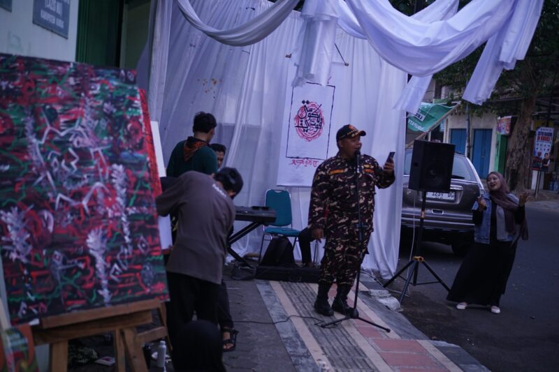 Lesbumi Kudus Sampaikan Kritik tren coffee street lewat penampilan seni di trotoar. (Foto: J05) 
