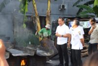 Bupati Kudus Sam’ani Intakoris meninjau dapur aspal Dinas PUPR Kabupaten Kudus, Rabu (10/6/2026). (Foto: Diskominfo) 