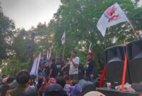 Koordinator AMPB, Teguh Istiyanto saat memimpin demo. (Foto: JP)