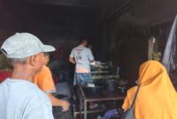 Aktivitas penggilingan daging di Pasar Kliwon Kudus tak pernah sepi sejak Iduladha 2026. Dalam sehari, jumlah pelanggan yang datang disebut mencapai sekitar 200 orang. (Foto: JP)