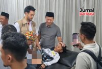 Bupati Kudus Sam’ani Intakoris bersama Founder Jaleca Sancaya sekaligus Vice Direktur PT Jaleca Tri Tunggal, Leon Rudi Wisanto, meninjau langsung proses khitan peserta dalam program Khitan Ceria Anak Hebat di Desa Bacin, Kecamatan Bae, Minggu (7/6/2026). Kegiatan CSR ini diikuti 50 anak dan menjadi wujud kepedulian perusahaan terhadap kesehatan serta kesejahteraan masyarakat. (Foto: JP)