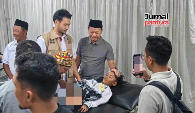 Bupati Kudus Sam’ani Intakoris bersama Founder Jaleca Sancaya sekaligus Vice Direktur PT Jaleca Tri Tunggal, Leon Rudi Wisanto, meninjau langsung proses khitan peserta dalam program Khitan Ceria Anak Hebat di Desa Bacin, Kecamatan Bae, Minggu (7/6/2026). Kegiatan CSR ini diikuti 50 anak dan menjadi wujud kepedulian perusahaan terhadap kesehatan serta kesejahteraan masyarakat. (Foto: JP)