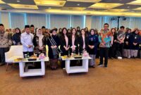 Foto bersama, Bunda PAUD Kudus, Endhah Sam’ani Intakoris dalam acara penutupan Program AJARI gagasan Bakti Pendidikan Djarum Foundation, di Djarum Oasis Kudus pada Selasa, 23/6/2026. (Foto: J02)