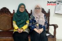 Kepala Bidang Pencegahan dan Pengendalian Penyakit Dinas Kesehatan Kabupaten Pati, Salis Diah Rahmawati, S.Si.T., M.M. (kiri) bersama Ketua Tim Pencegahan dan Pengendalian Penyakit Menular, Yanti, S.Kep., M.Kes., (Foto: JP)
