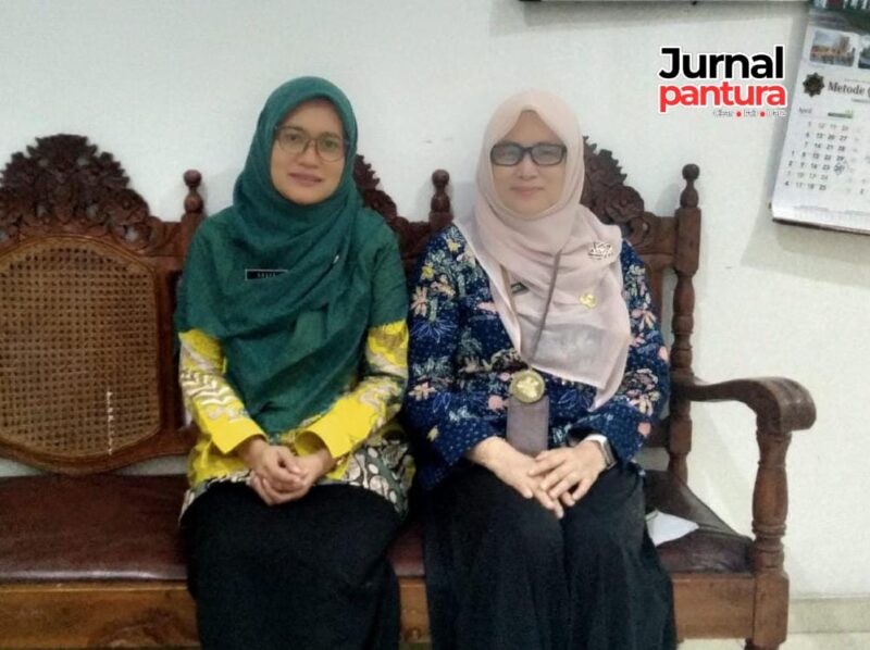 Kepala Bidang Pencegahan dan Pengendalian Penyakit Dinas Kesehatan Kabupaten Pati, Salis Diah Rahmawati, S.Si.T., M.M. (kiri) bersama Ketua Tim Pencegahan dan Pengendalian Penyakit Menular, Yanti, S.Kep., M.Kes., (Foto: JP)