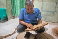 Kamto memperlihatkan Caping Kalo yang dibuat secara tradisional. Ia berharap muncul generasi muda yang bersedia meneruskan kerajinan khas Kudus tersebut. (Foto: istimewa)
