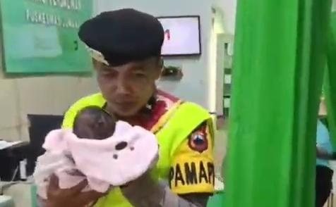 Bayi laki-laki yang ditemukan warga di dalam tas belanja di Desa Growong Kidul, Kecamatan Juwana, Kabupaten Pati, dipastikan dalam kondisi sehat. Saat ini bayi masih menjalani perawatan dan pemantauan medis di Puskesmas Juwana. Sementara itu, polisi terus melakukan penyelidikan untuk mengungkap pihak yang diduga meninggalkan bayi tersebut.