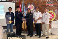 Tongkat estafet kepemimpinan dari periode lama ke periode baru. Foto: JP