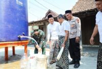 Bupati Kudus Sam'ani Intakoris memimpin langsung penyaluran bantuan air bersih sebanyak 15 ribu liter kepada warga Desa Glagahwaru, Kecamatan Undaan, Jumat (17/7/2026).  Foto: istimewa