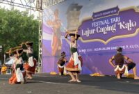 Para penari Lajur Caping Kalo dalam acara Festival Lajur Caping Kalo di Simpang Tujuh Kudus. (Foto: J05) 