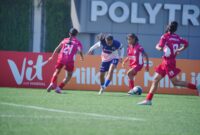 Mojang Priangan (jersey biru putih) menghadapi perlawanan Putri Surakarta (jersey merah) di laga kedua babak penyisihan Grup A U-15 HYDROPLUS Soccer League yang berlangsung di Supersoccer Arena, Kudus, Selasa (7/7). Duel sengit tersebut dimenangkan oleh Mojang Priangan dengan skor akhir 1-0 atas Putri Surakarta. (Foto: Istimewa) 