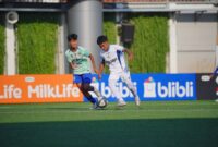 Duel panas antara Putri Garut (jersey putih) kontra Putri Batang (jersey hijau) dalma laga terakhir babak penyisihan Grup A U-18 HYDROPLUS Soccer League All-Stars 2025/2026 tersaji di Supersoccer Arena, Rendeng, Kudus, Jawa Tengah, Kamis (9/7). Putri Garut memastikan diri melaju ke semifinal usai menang 3-0 atas Putri Batang. (Foto: Istimewa) 