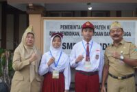 Kepala SMP 2 Kudus, In Setyorini, foto bersama dengan Kepala Disdikpora Kudus Harjuna Widada. (Foto: JP) 