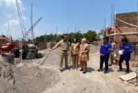 Kepala DKK Kudus, dr. Abdul Hakam mengecek progres renovasi Puskesmas Jekulo. (Foto:/J05) 