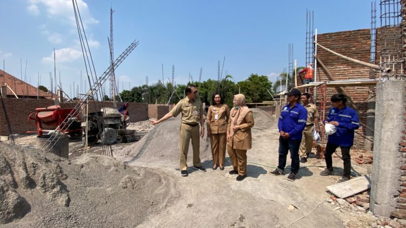 Kepala DKK Kudus, dr. Abdul Hakam mengecek progres renovasi Puskesmas Jekulo. (Foto:/J05) 