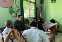 Kepala Dinas Sosial P3AP2KB Kabupaten Kudus, Putut Winarno melakukan koordinasi dengan pihak SD 5 Hadipolo dan pemerintah Desa Hadipolo terkait adanya siswa yang diduga bekerja usai sekolah. (Foto: J05) 