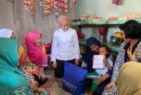 Ketua Tim Penggerak PKK Kabupaten Kudus, Endhah Sam'ani Intakoris, turun langsung mengunjungi rumah balita yang mengalami stunting di Desa Jati Wetan, Kecamatan Jati, Rabu, 22/7/2026. (Foto: J05) 