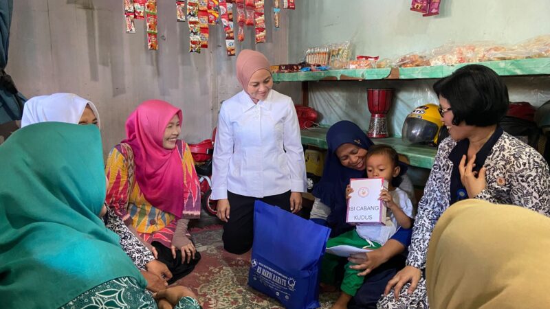 Ketua Tim Penggerak PKK Kabupaten Kudus, Endhah Sam'ani Intakoris, turun langsung mengunjungi rumah balita yang mengalami stunting di Desa Jati Wetan, Kecamatan Jati, Rabu, 22/7/2026. (Foto: J05) 